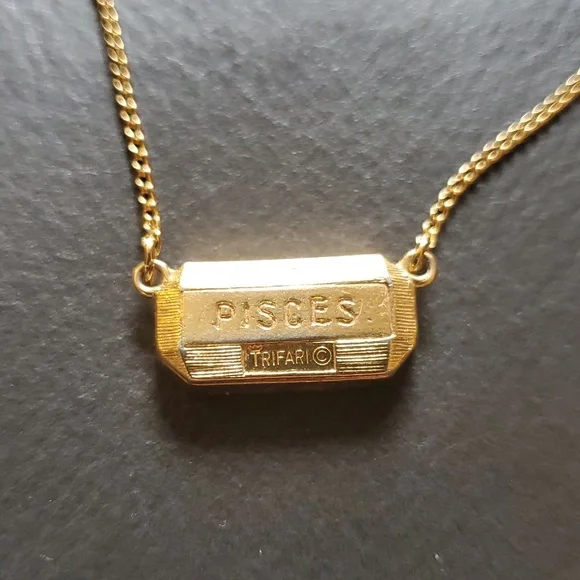 Vintage Trifari signed Zodiac Pisces Gold Tone Choker Necklace - Picture 9 of 9